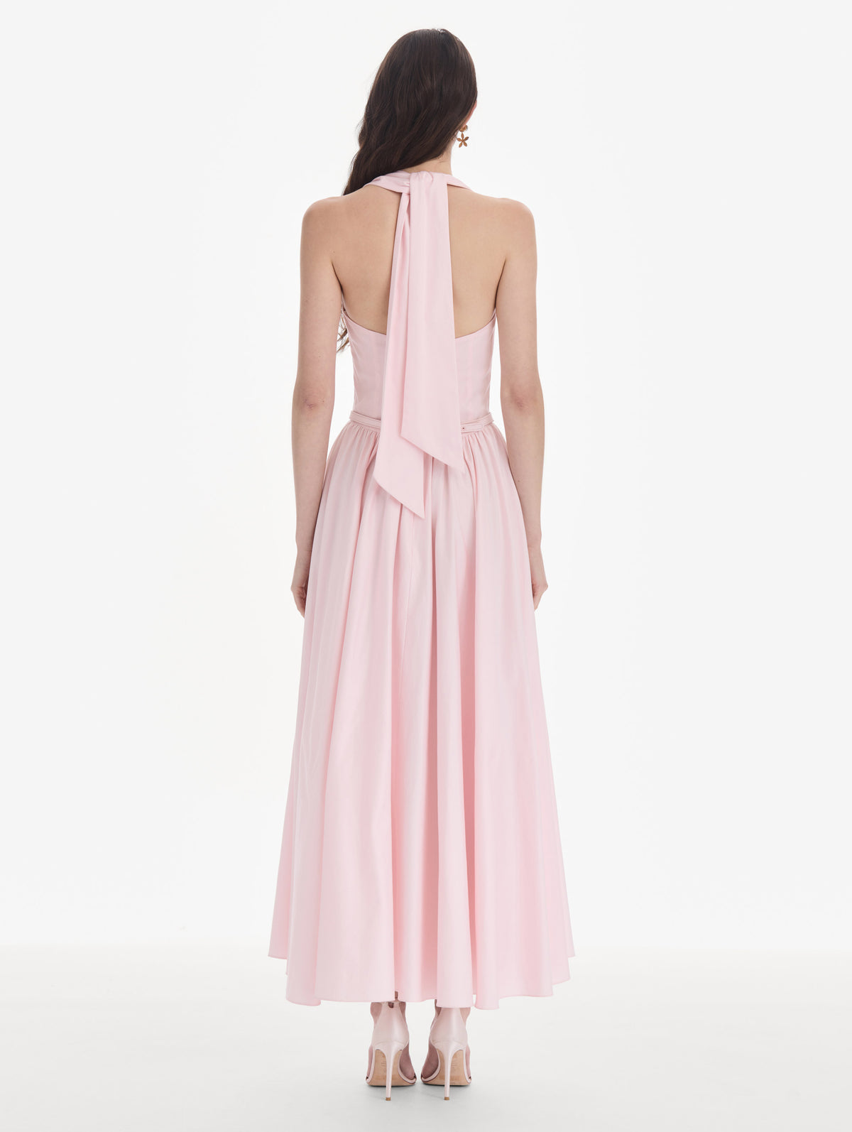 The model is wearing a sleeveless stretch cotton poplin sateen day dress. Side view.