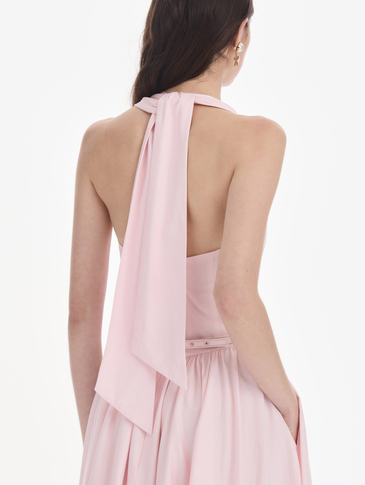 The model is wearing a sleeveless stretch cotton poplin sateen day dress. Zoom view.