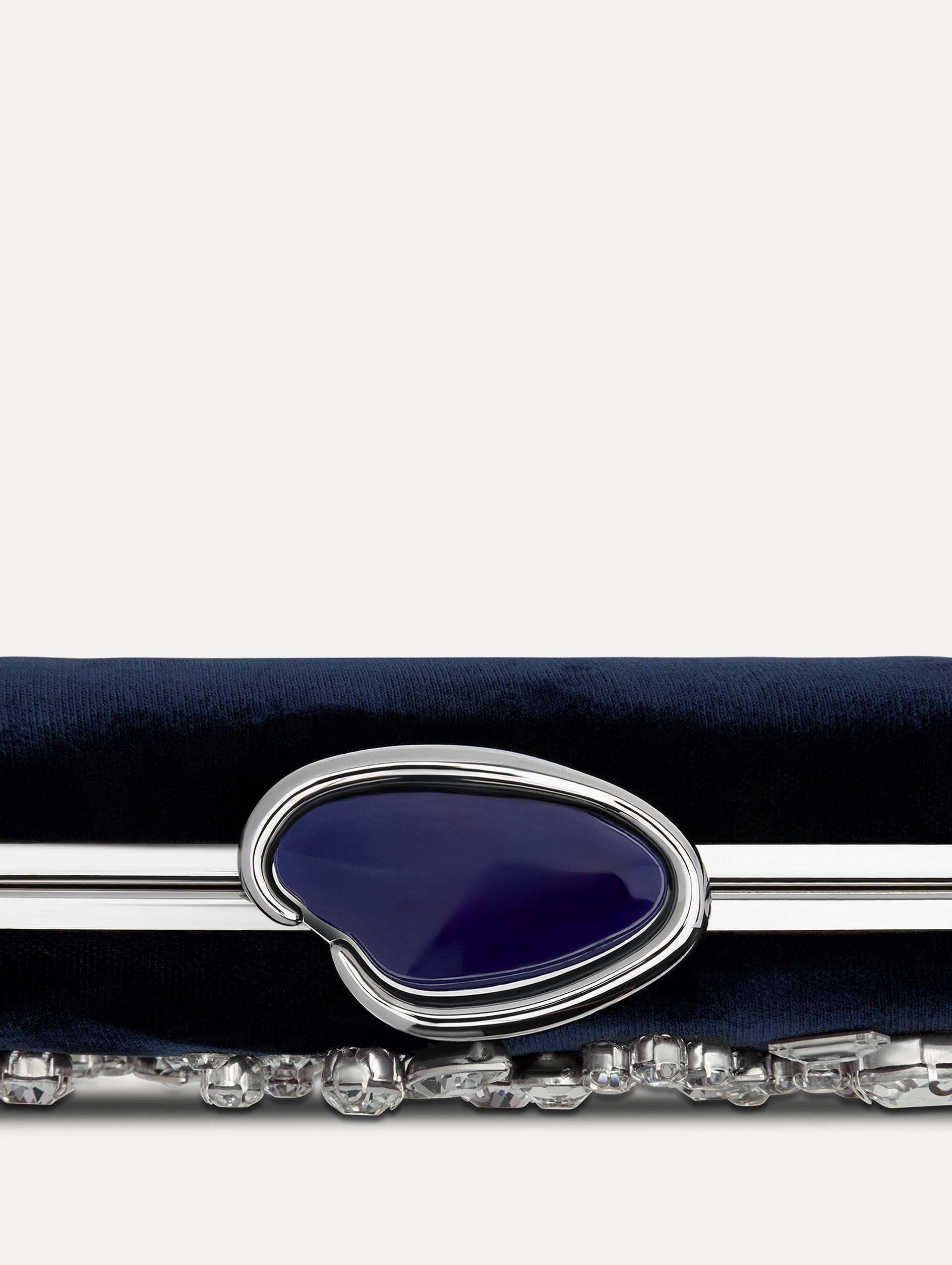 Zoomed in image of featuring the Oscar ‘O’ emblem at the clasp. Clutch with multi-dimensional crystal embroidery and faceted stones scattered across the front canvas. 