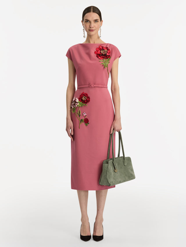 The Aster in sage has decisive lines and gently curved sides with the contours of the Oscar 'O.' Elongated top handles with gold hardware and an emblem-stamped tag.