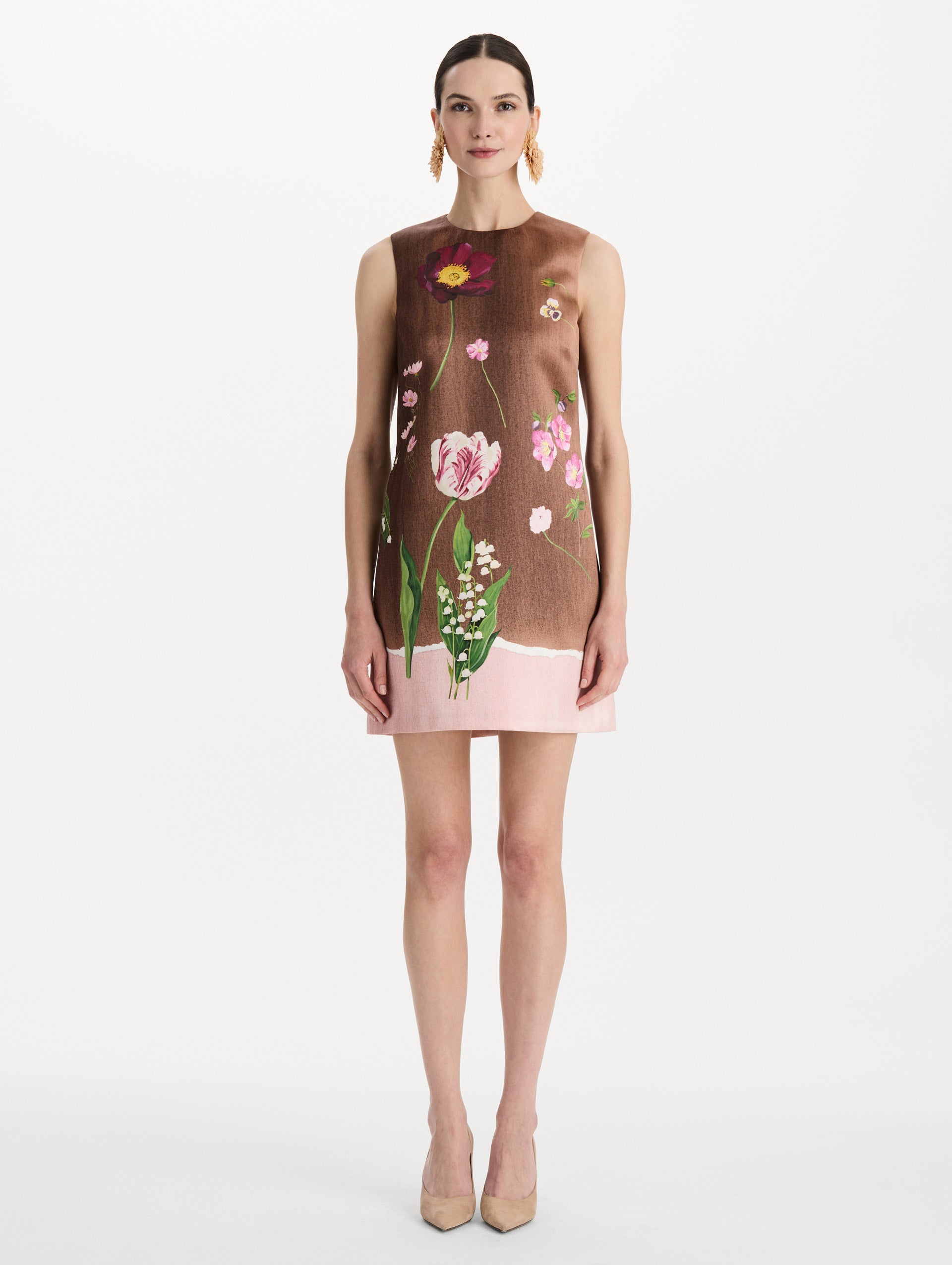 The model is wearing the mixed botanical shift dress with a border print and a sleeveless silhouette. Front view. 