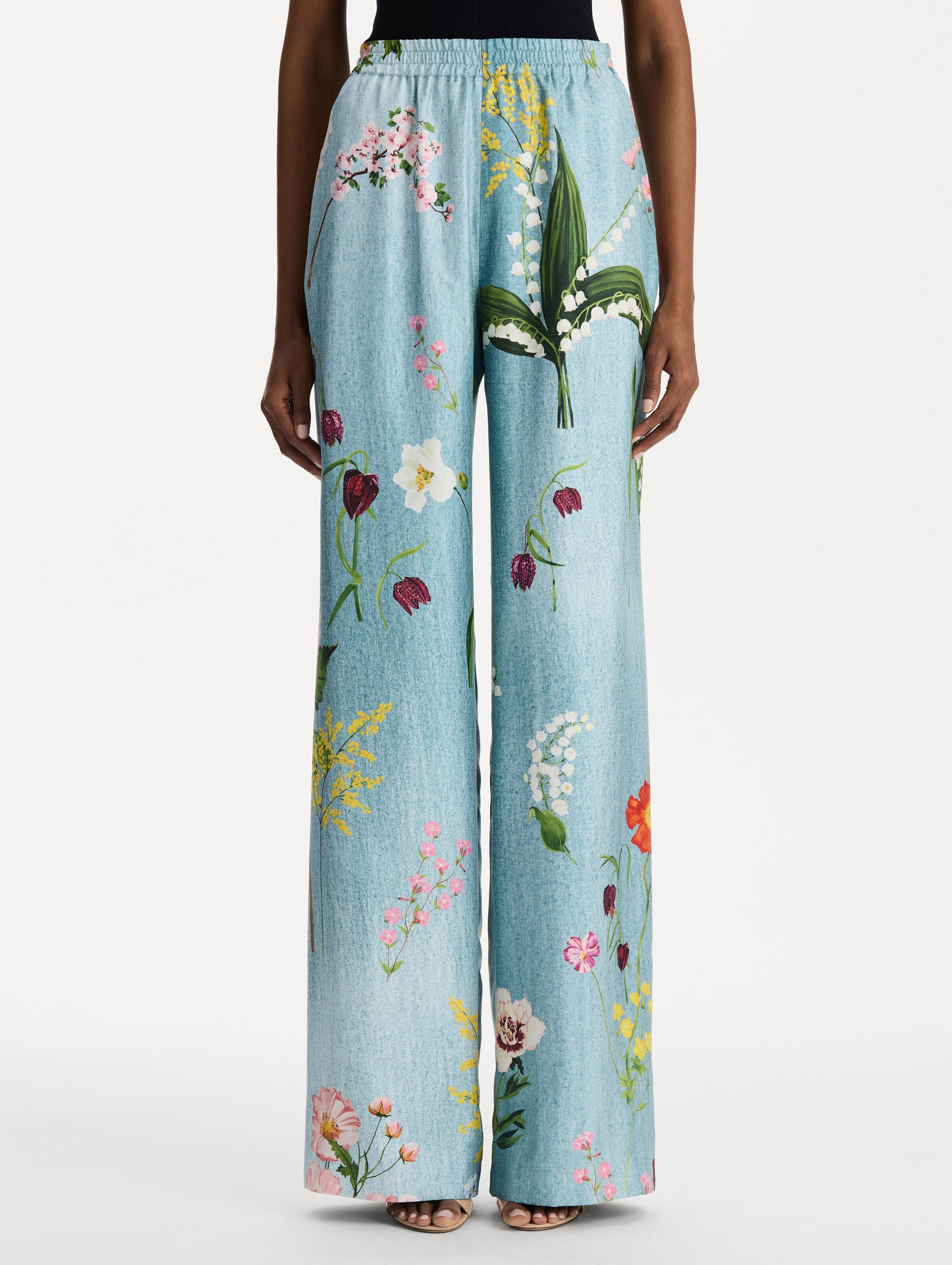 The model is wearing the mixed botanical silk twill pant in the color blue multi. Front view.