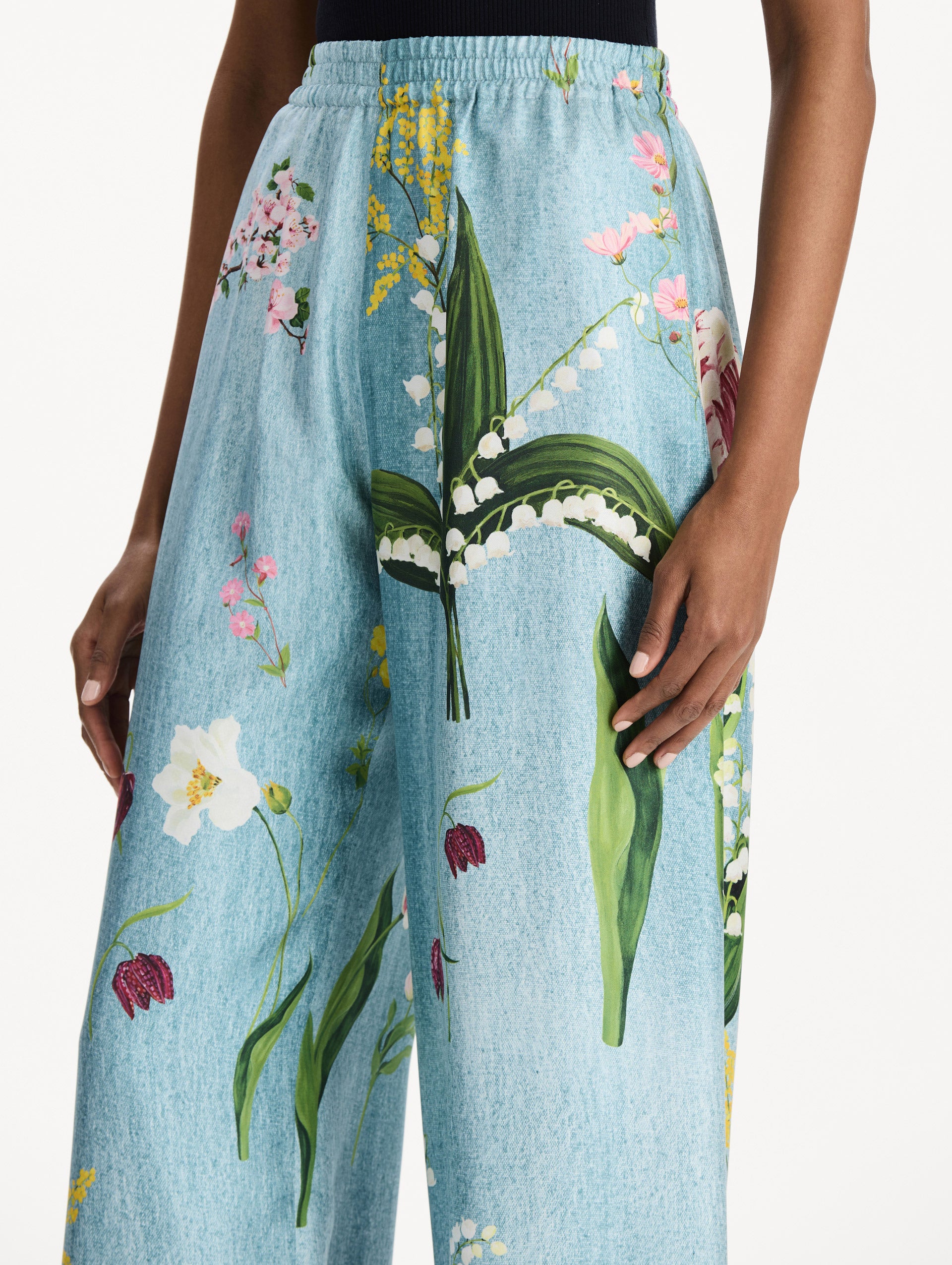 The model is wearing the mixed botanical silk twill pant in the color blue multi. Zoom view. 