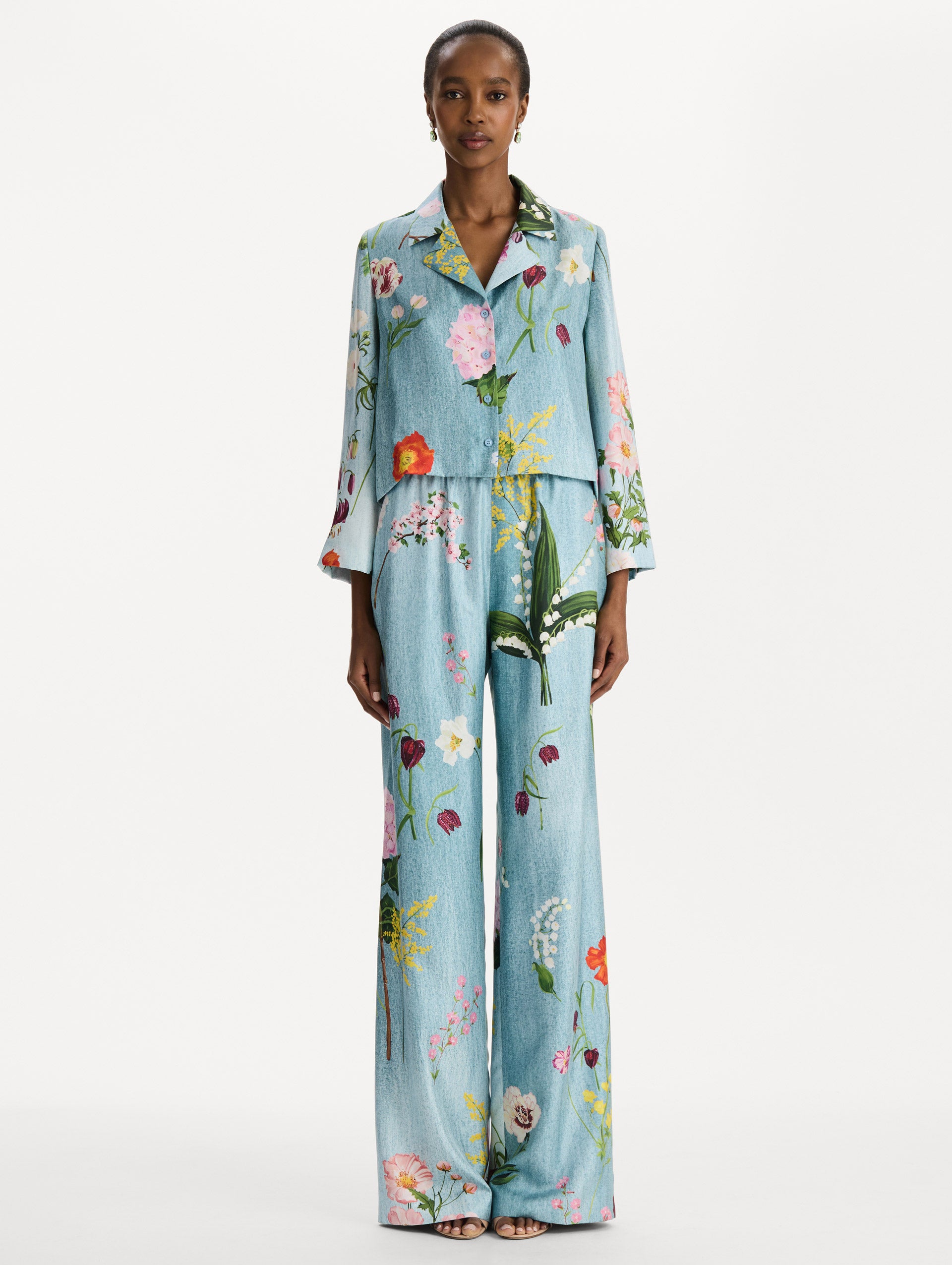 The model is wearing the mixed botanical silk twill blouse with long sleeves in the color blue multi. Front view. 