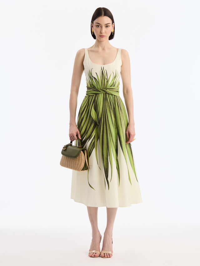 Mini Top Handle bag in green leather and wicker. Side View. 