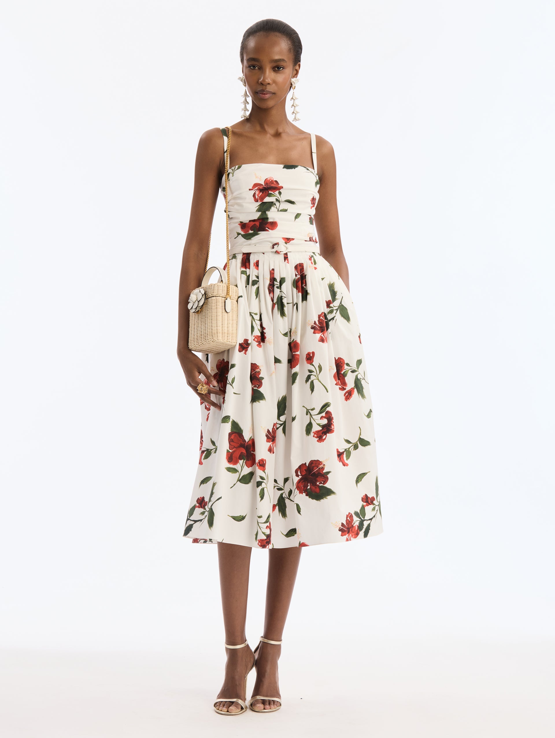 Small Bucket Shoulder bag  wicker. White top handle, white flower closure. Gold chain strap. Side View.