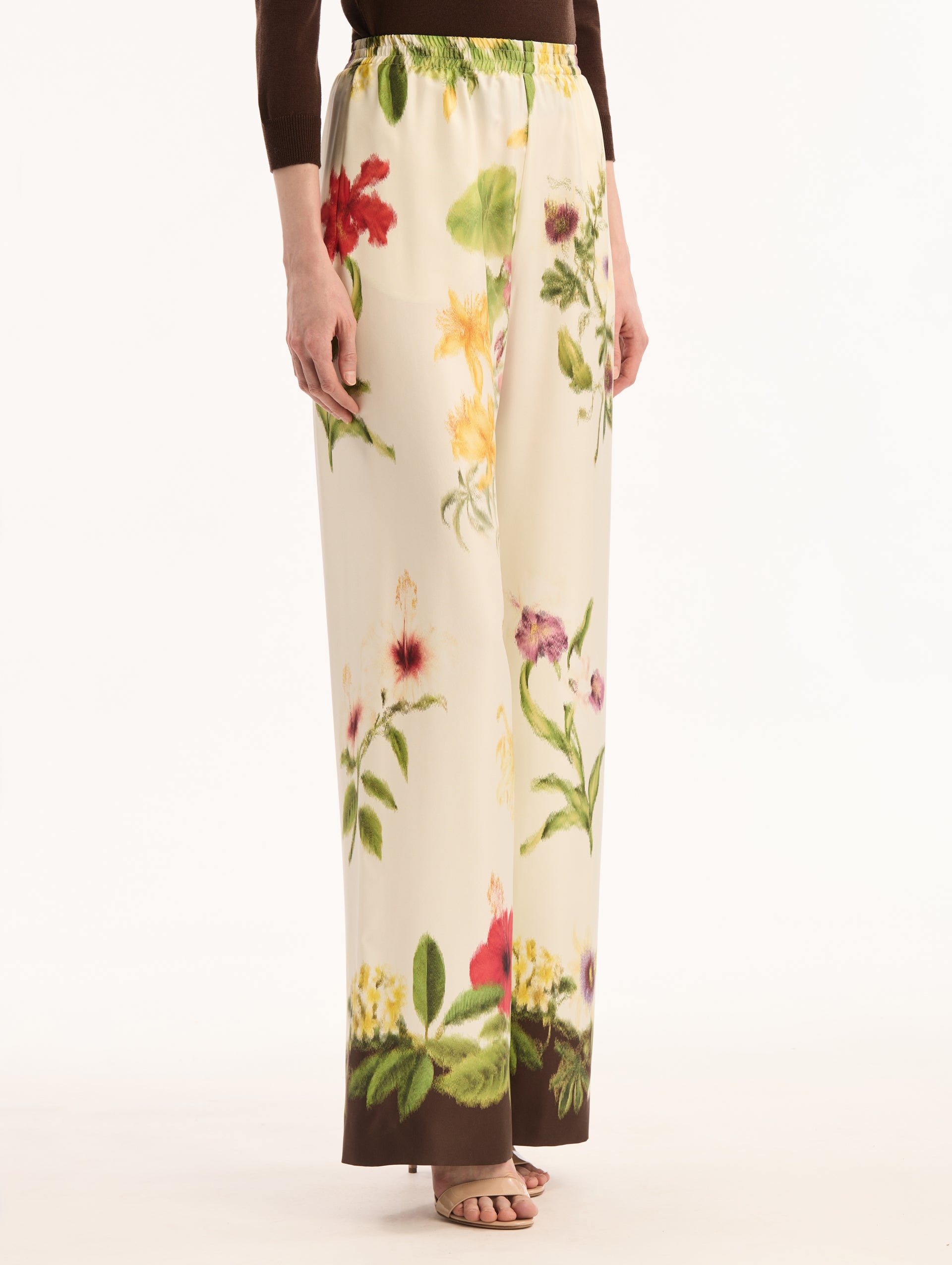 Dominican Mixed-Floral  Print on Wide Leg Pant. High waisted. Elastic Waist. Side View. 