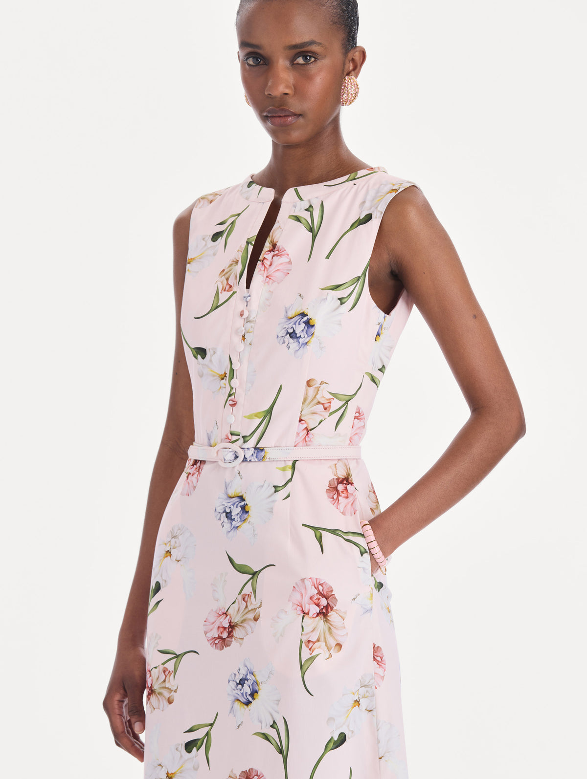 The model is wearing a sleeveless painted iris poplin day dress. Zoom view.