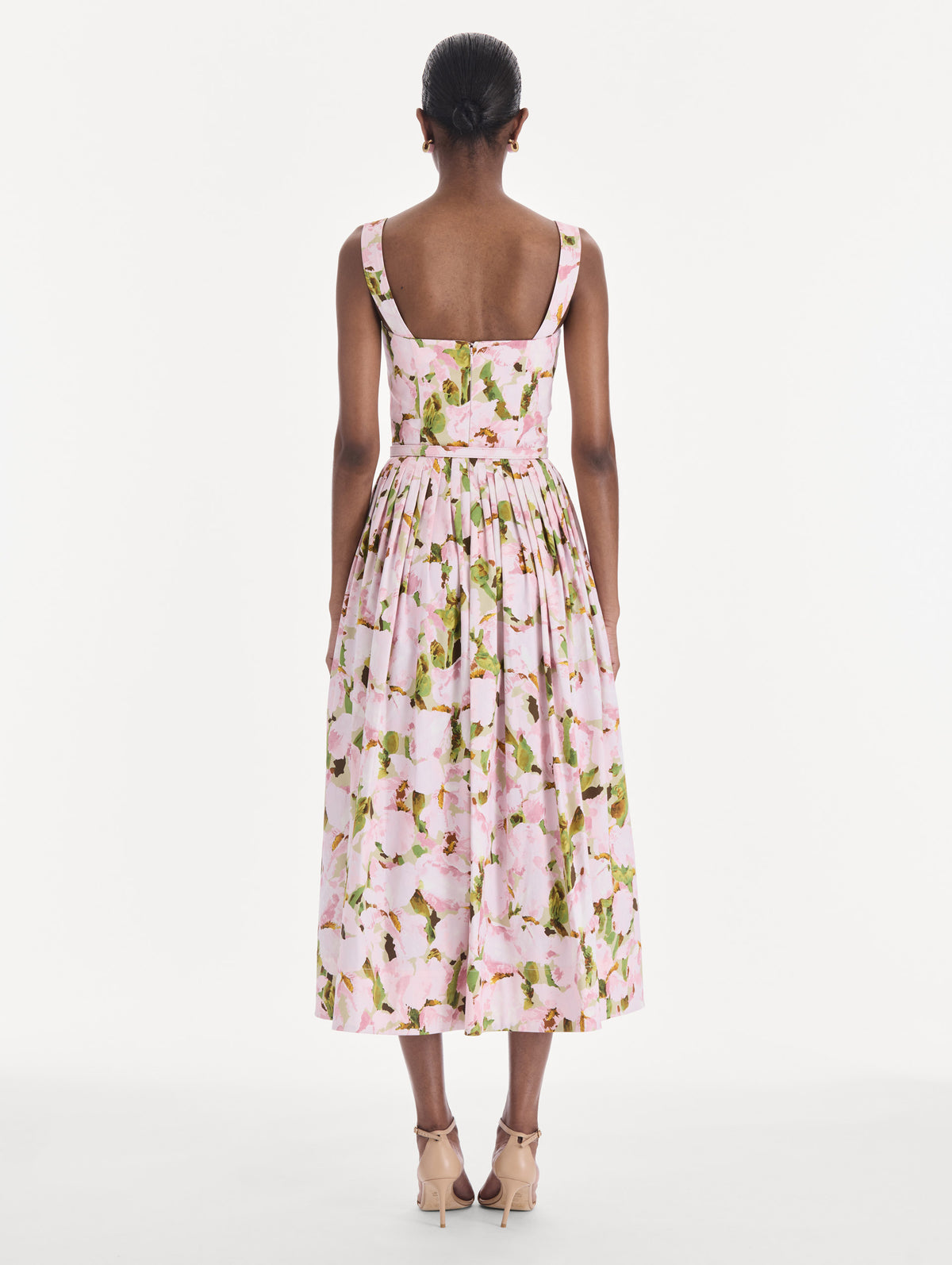 The model is wearing a sleeveless watercolor iris poplin day dress. Back view.