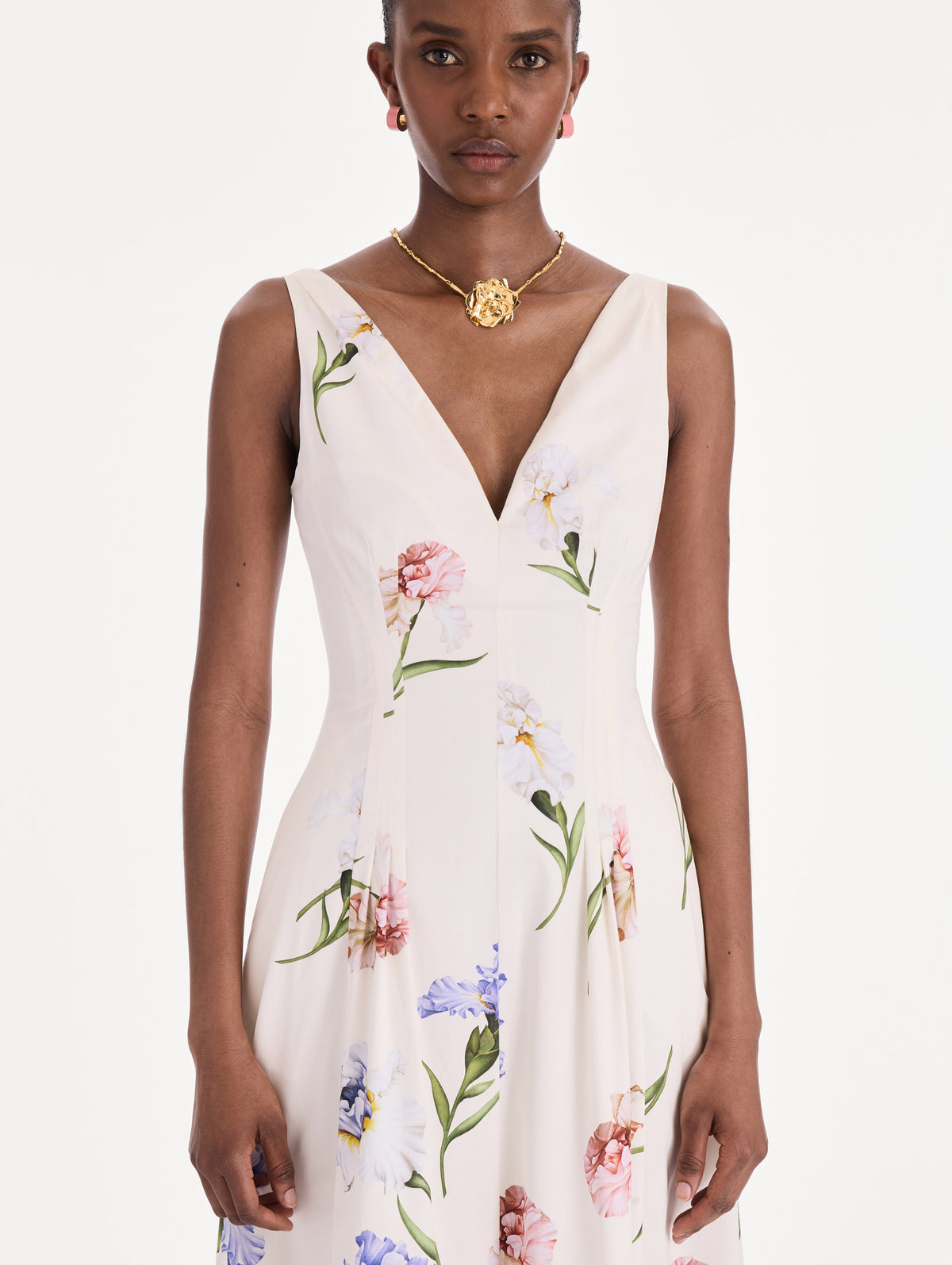 The model is wearing a sleeveless V-neck large iris degrade poplin dress. Zoom view.