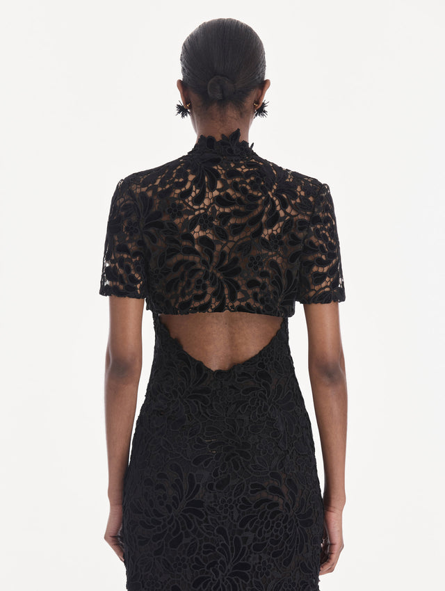 The model is wearing a short sleeve cape. Side view.