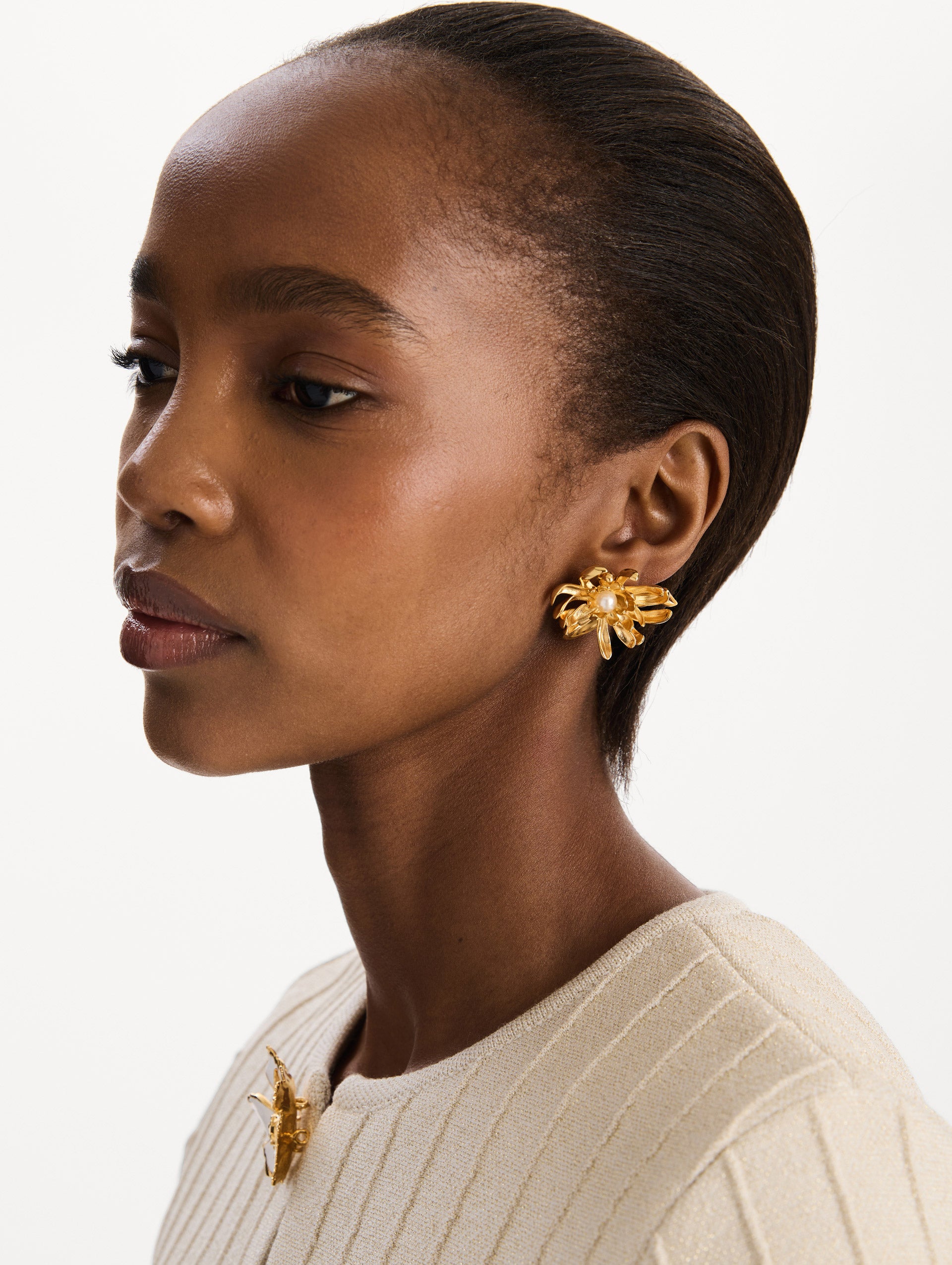 The Chrysanthemum Earrings in Gold. Front view. 