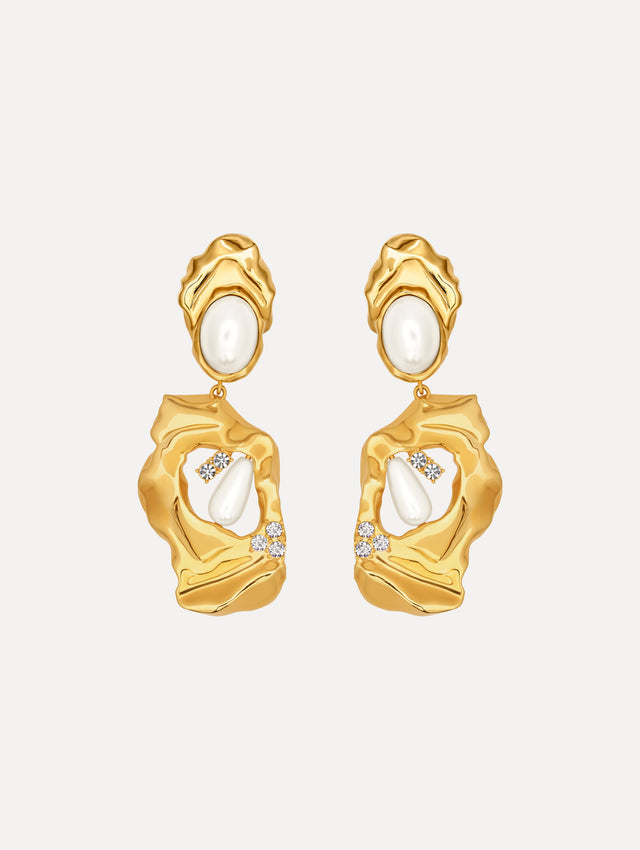 The Hammered Pearl Clip-On Earrings in Pearl.
