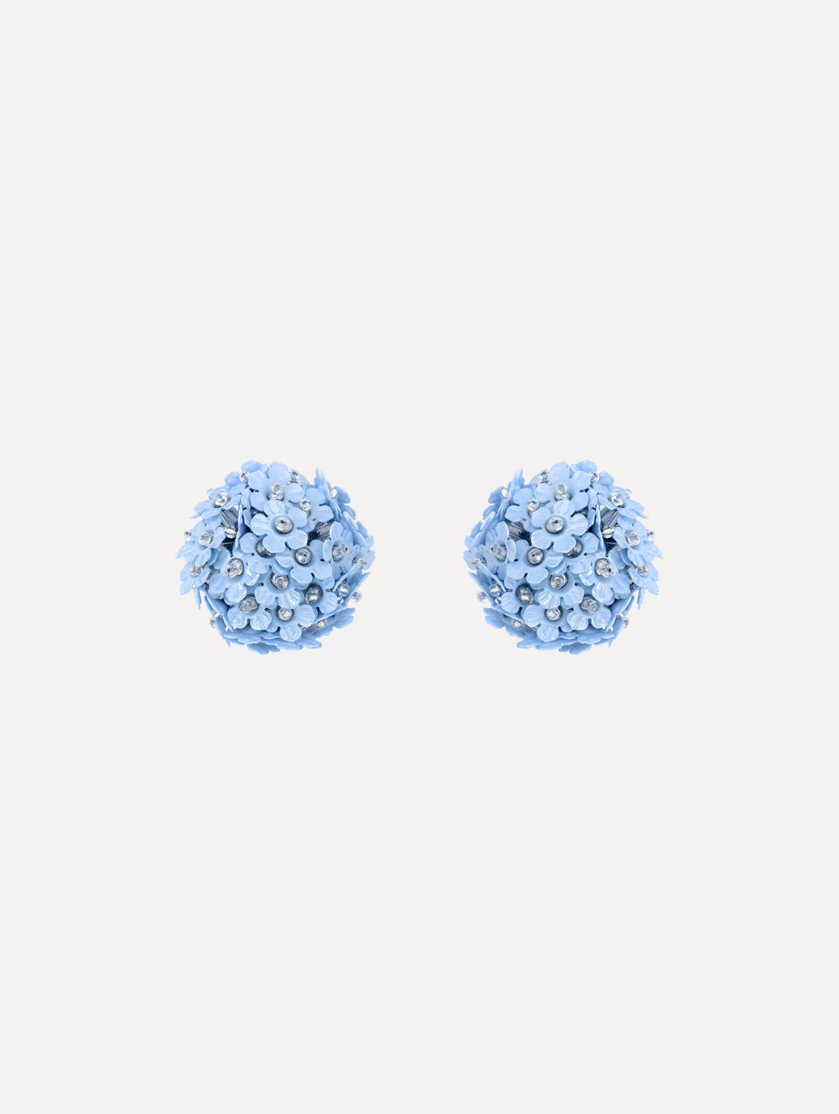 The image depicts flower pompom small earrings. Front view.