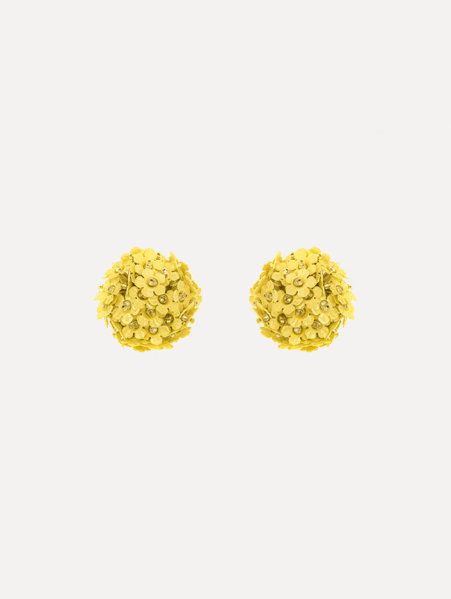 The image depicts flower pompom small earrings. Front view.
